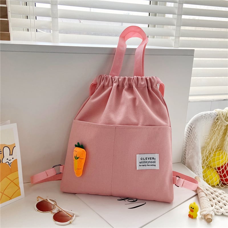 Platneni ruksak u gradskoj maniri, vertikalni kvadratni oblik, zatvarač, unutarnji džepovi za telefon i osobnu iskaznicu