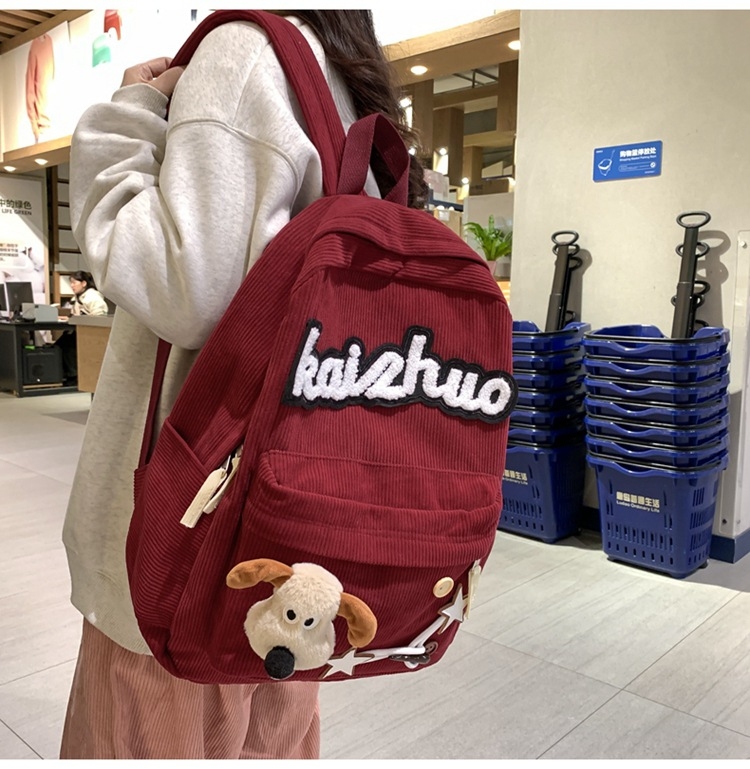 Ruksak za dnevnu upotrebu, najlon materijal, 3D vanjski dizajn, zatvaranje na zip; podstava od poliestera; unutarnji džepovi za telefon, ID karticu i prijenosno računalo; pogodan za studentice