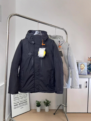 Muška jakna s kapuljačom od perja, debela i otporna na vjetar; sadržaj perja 81–85%, nadutost 700, srednja duljina 65–80 cm