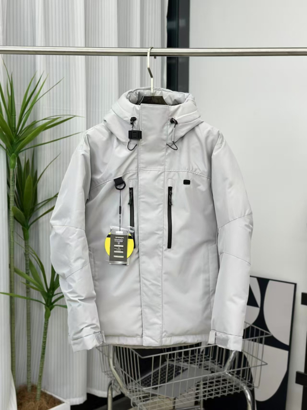 Muška jakna s kapuljačom od perja, debela i otporna na vjetar; sadržaj perja 81–85%, nadutost 700, srednja duljina 65–80 cm