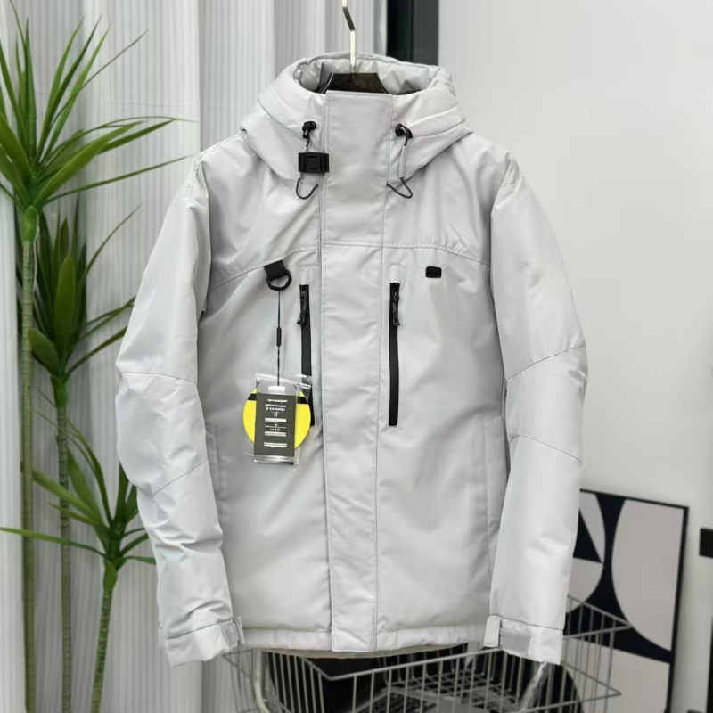 Muška jakna s kapuljačom od perja, debela i otporna na vjetar; sadržaj perja 81–85%, nadutost 700, srednja duljina 65–80 cm