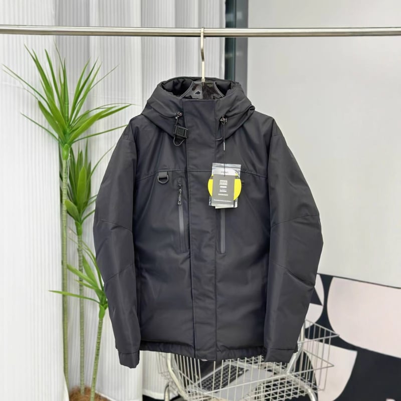 Muška jakna s kapuljačom od perja, debela i otporna na vjetar; sadržaj perja 81–85%, nadutost 700, srednja duljina 65–80 cm