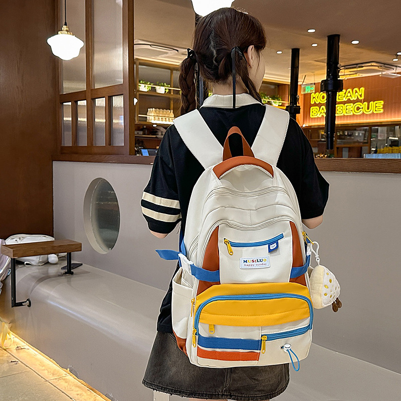 Ruksak u japanskom stilu, minimalističan za svakodnevnu uporabu, s velikim kapacitetom za prijenosno računalo (Materijal: najlon; Podstava: poliester; Zatvaranje: zatvarač; Laminirani unutarnji pretinac; Unutarnja džep)