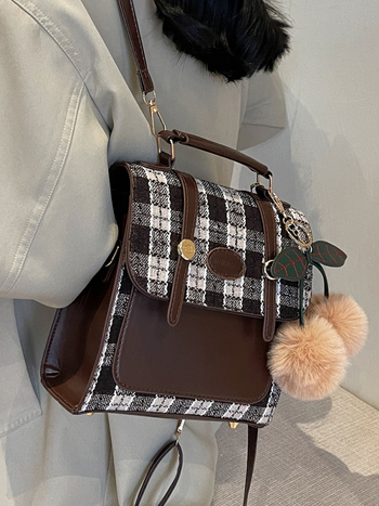 Ženski ruksak s kopčom i crossbody stilom - PU, podstava od sintetičke kože, otvaranje poklopcem, 3D vanjski dizajn