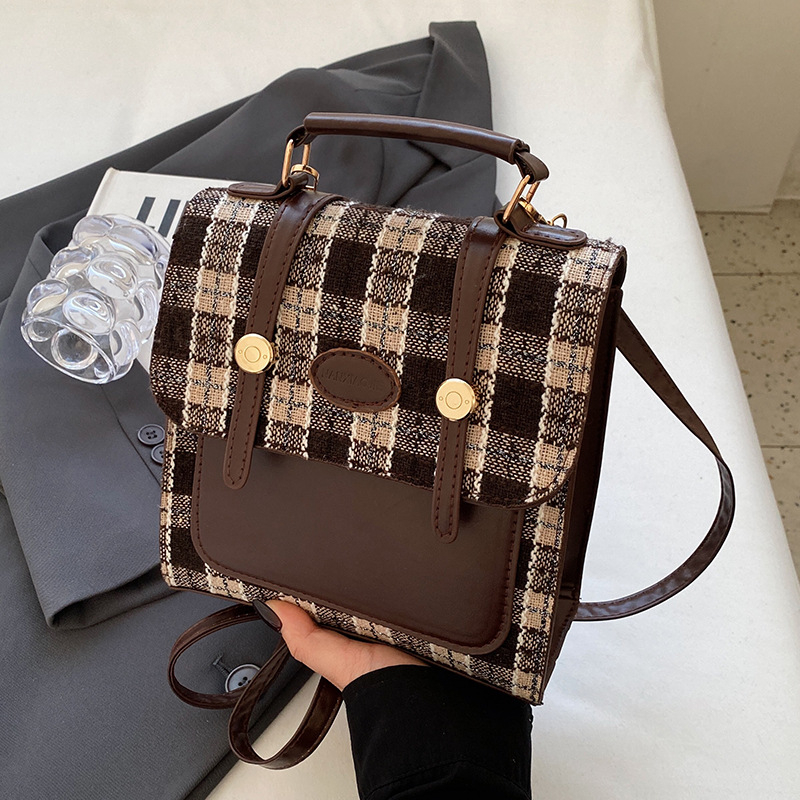 Ženski ruksak s kopčom i crossbody stilom - PU, podstava od sintetičke kože, otvaranje poklopcem, 3D vanjski dizajn