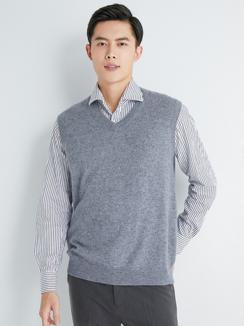 Férfiaknak: V-nyakú kasmírruhás ujjatlan mellény és kötött alapréteg ing, ősz, egyszínű, gyapjú 56–60%