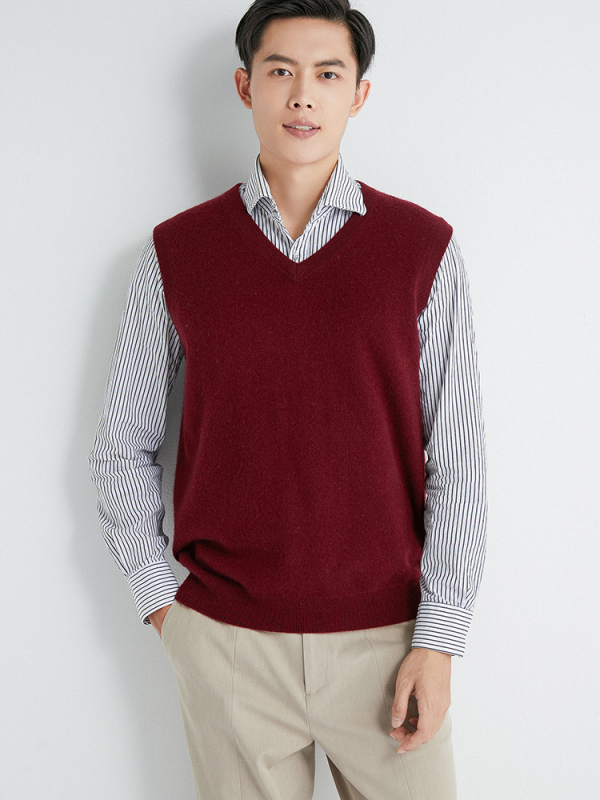 Férfiaknak: V-nyakú kasmírruhás ujjatlan mellény és kötött alapréteg ing, ősz, egyszínű, gyapjú 56–60%