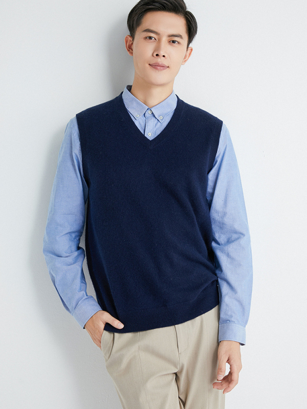 Férfiaknak: V-nyakú kasmírruhás ujjatlan mellény és kötött alapréteg ing, ősz, egyszínű, gyapjú 56–60%
