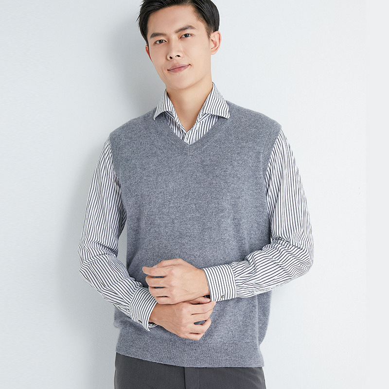 Férfiaknak: V-nyakú kasmírruhás ujjatlan mellény és kötött alapréteg ing, ősz, egyszínű, gyapjú 56–60%