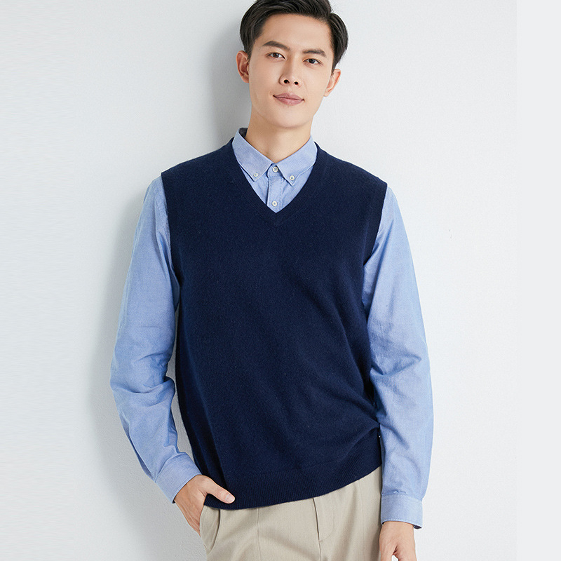 Férfiaknak: V-nyakú kasmírruhás ujjatlan mellény és kötött alapréteg ing, ősz, egyszínű, gyapjú 56–60%
