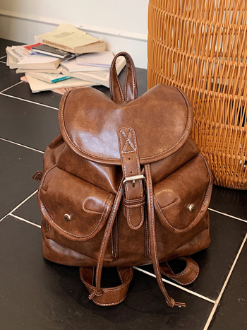 Ženski ruksak - velik kapacitet, urban minimalistički stil, PU materijal, zatvaranje poklopcem, unutarnja džep za dokumente, prozračan