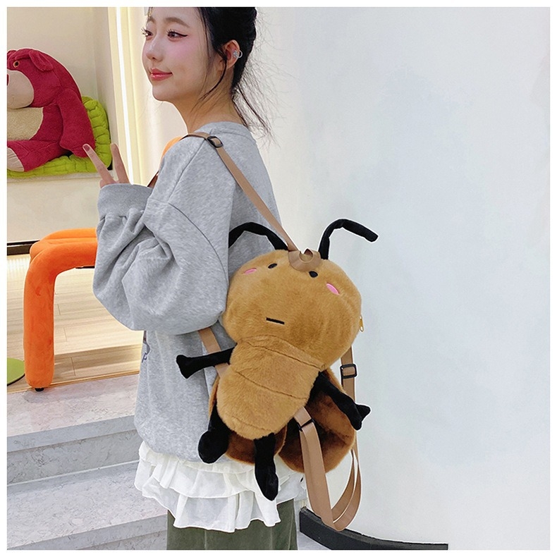 Plush ruksak s urban minimalist stilom, zatvaranje na zip, poliester podstava, unutarnji pretinac sa zipom, vodootporan.