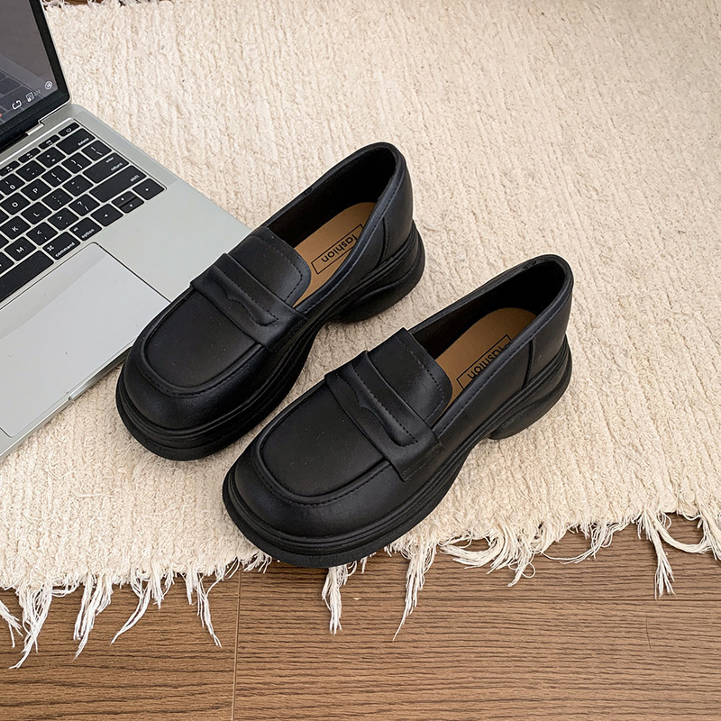 Ženske plošne loaferice s platformom, zaobljeni vrh, niski klin, PVC gornji dio, PU podstava