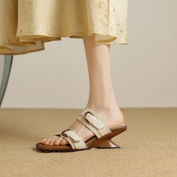 Női etnikai szandál klínes sarokkal, négyszögletes orrú, PU felsőrész, gumírozott talp