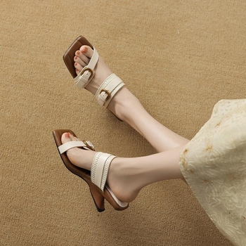 Női etnikai szandál klínes sarokkal, négyszögletes orrú, PU felsőrész, gumírozott talp