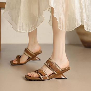 Női etnikai szandál klínes sarokkal, négyszögletes orrú, PU felsőrész, gumírozott talp