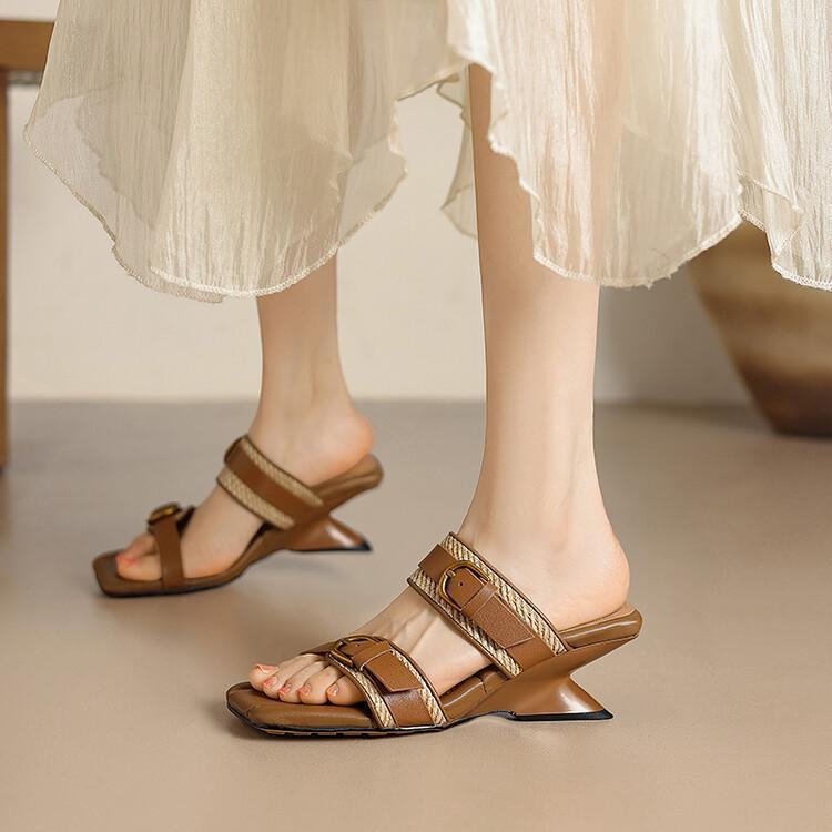 Női etnikai szandál klínes sarokkal, négyszögletes orrú, PU felsőrész, gumírozott talp