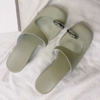 Magas sarkú múli borjúbőrből készült felsőrésszel, szögletes sarokkal, kerek orr, báránybőr bélés, román stílus