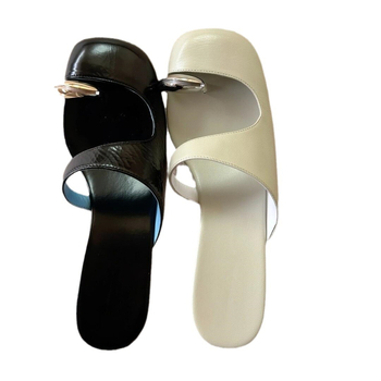 Magas sarkú múli borjúbőrből készült felsőrésszel, szögletes sarokkal, kerek orr, báránybőr bélés, román stílus