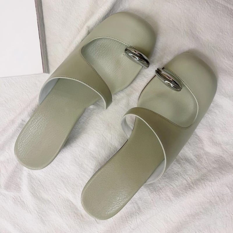 Magas sarkú múli borjúbőrből készült felsőrésszel, szögletes sarokkal, kerek orr, báránybőr bélés, román stílus