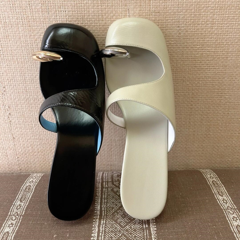 Magas sarkú múli borjúbőrből készült felsőrésszel, szögletes sarokkal, kerek orr, báránybőr bélés, román stílus