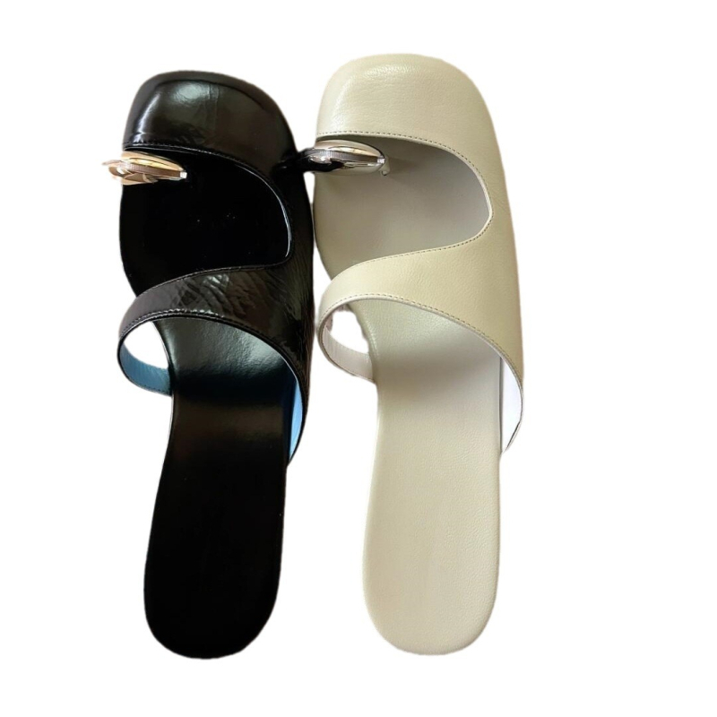 Magas sarkú múli borjúbőrből készült felsőrésszel, szögletes sarokkal, kerek orr, báránybőr bélés, román stílus