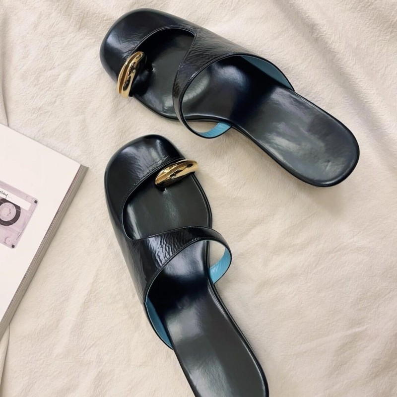 Magas sarkú múli borjúbőrből készült felsőrésszel, szögletes sarokkal, kerek orr, báránybőr bélés, román stílus