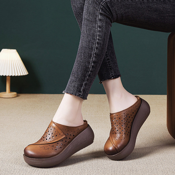 Platformos szandál valódi bőrből, retro stílus, zárt orr, PU talp, 5–8 cm-es sarka