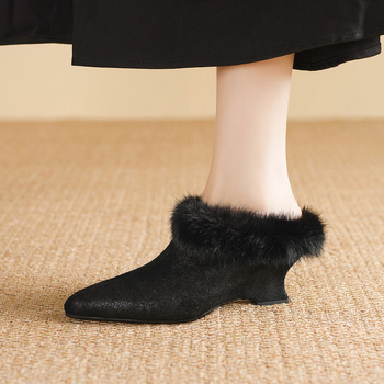 Női papucs wedge sarokkal, felsőrész marhabőr, belső plüss, talp gumi, téli modell