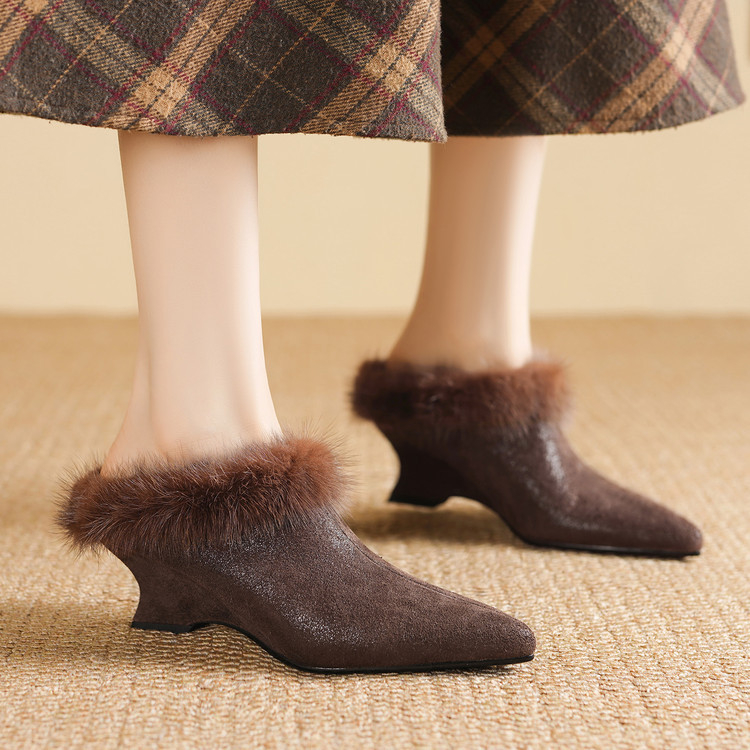 Női papucs wedge sarokkal, felsőrész marhabőr, belső plüss, talp gumi, téli modell