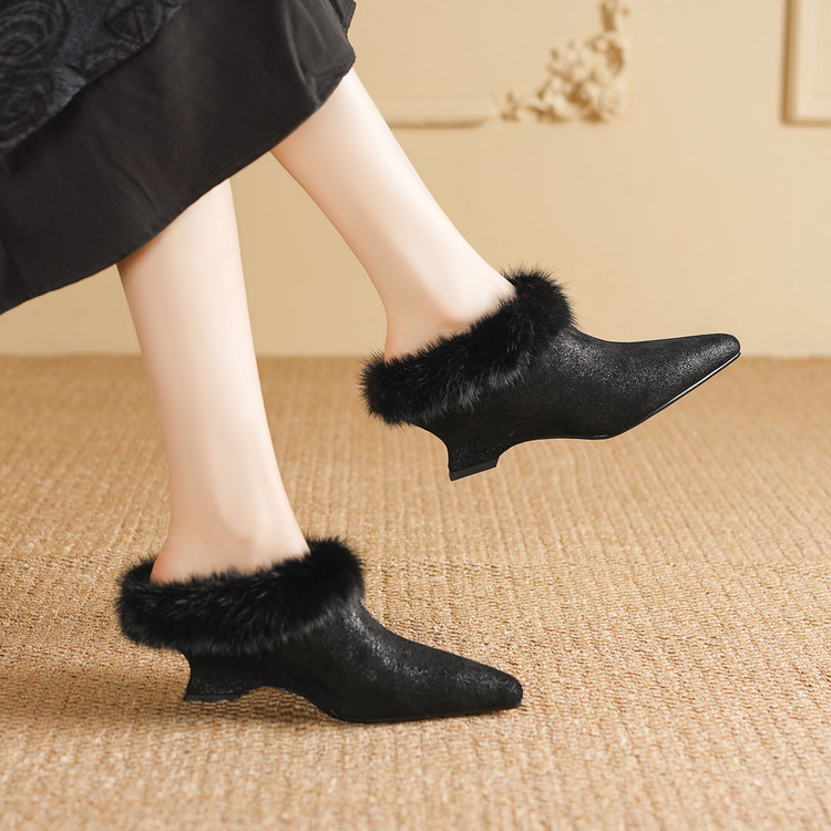 Női papucs wedge sarokkal, felsőrész marhabőr, belső plüss, talp gumi, téli modell