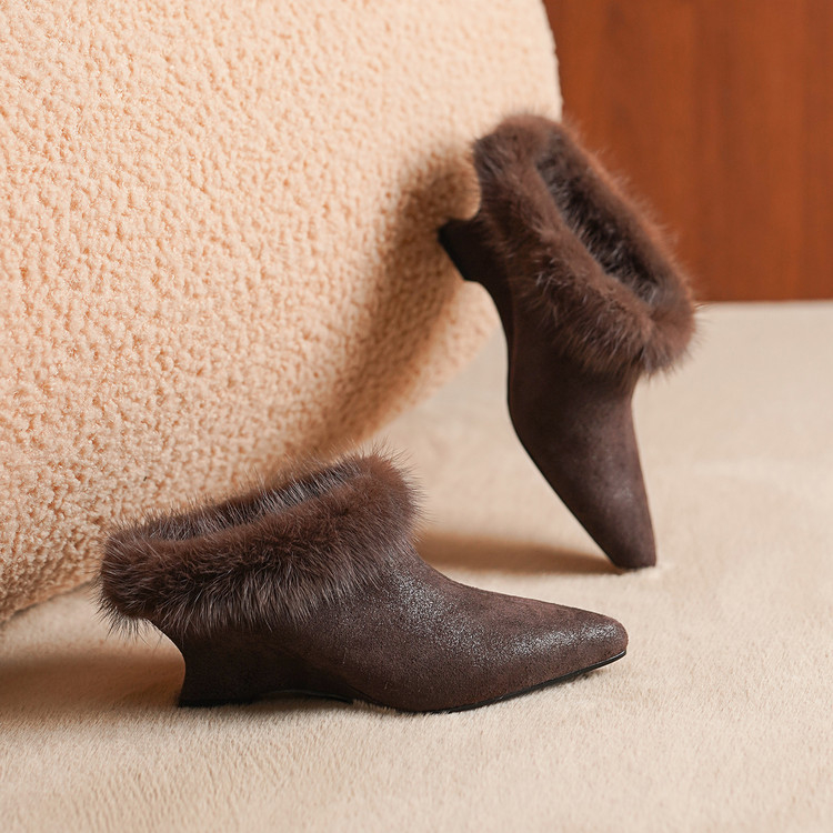 Női papucs wedge sarokkal, felsőrész marhabőr, belső plüss, talp gumi, téli modell