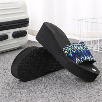 Női etno stílusú szandál, klinos talppal, egypántos dizájn, EVA felsőrész és EVA talp, 3–5 cm sarokmagasság, 5–8 cm talpvastagság