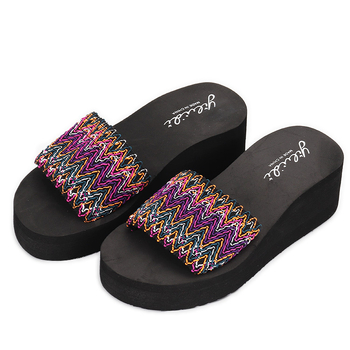 Női etno stílusú szandál, klinos talppal, egypántos dizájn, EVA felsőrész és EVA talp, 3–5 cm sarokmagasság, 5–8 cm talpvastagság