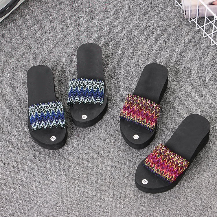 Női etno stílusú szandál, klinos talppal, egypántos dizájn, EVA felsőrész és EVA talp, 3–5 cm sarokmagasság, 5–8 cm talpvastagság