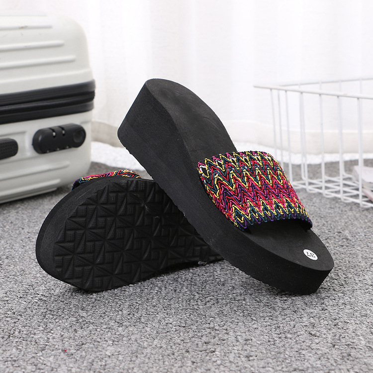 Női etno stílusú szandál, klinos talppal, egypántos dizájn, EVA felsőrész és EVA talp, 3–5 cm sarokmagasság, 5–8 cm talpvastagság