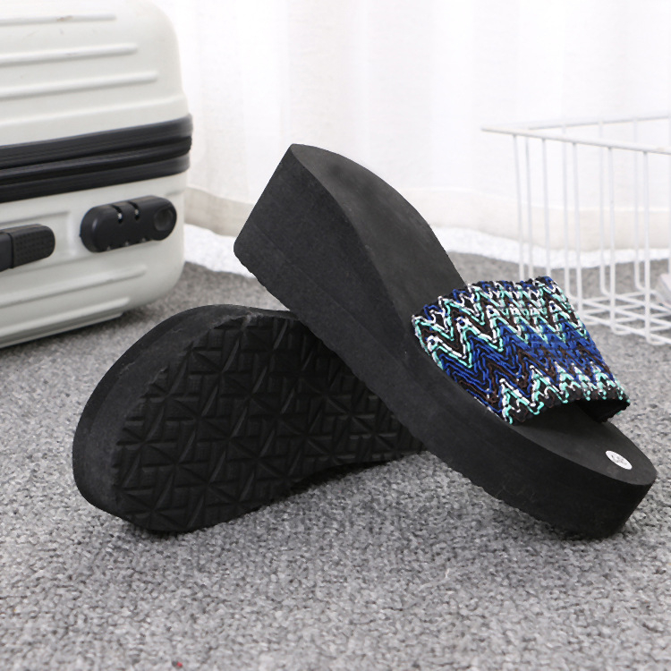 Női etno stílusú szandál, klinos talppal, egypántos dizájn, EVA felsőrész és EVA talp, 3–5 cm sarokmagasság, 5–8 cm talpvastagság