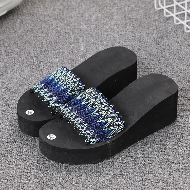 Női etno stílusú szandál, klinos talppal, egypántos dizájn, EVA felsőrész és EVA talp, 3–5 cm sarokmagasság, 5–8 cm talpvastagság