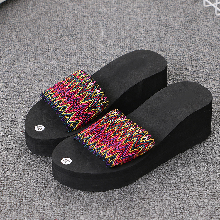 Női etno stílusú szandál, klinos talppal, egypántos dizájn, EVA felsőrész és EVA talp, 3–5 cm sarokmagasság, 5–8 cm talpvastagság