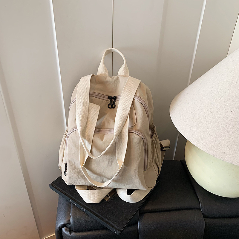 Unisex ruksak velikog kapaciteta, lagane konstrukcije, zatvarač na zip, poliester podstava