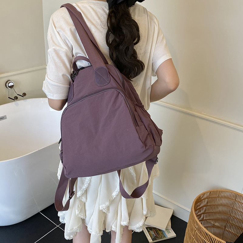 Unisex ruksak velikog kapaciteta, lagane konstrukcije, zatvarač na zip, poliester podstava