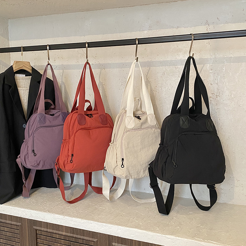 Unisex ruksak velikog kapaciteta, lagane konstrukcije, zatvarač na zip, poliester podstava