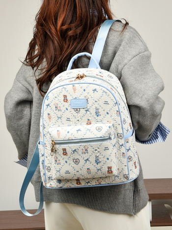 Hátizsák (PU anyag; poliészter bélés; cipzáras zárás; vízálló; 2025 ősz kiadás)