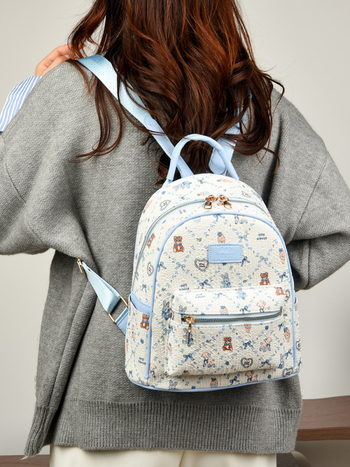 Hátizsák (PU anyag; poliészter bélés; cipzáras zárás; vízálló; 2025 ősz kiadás)