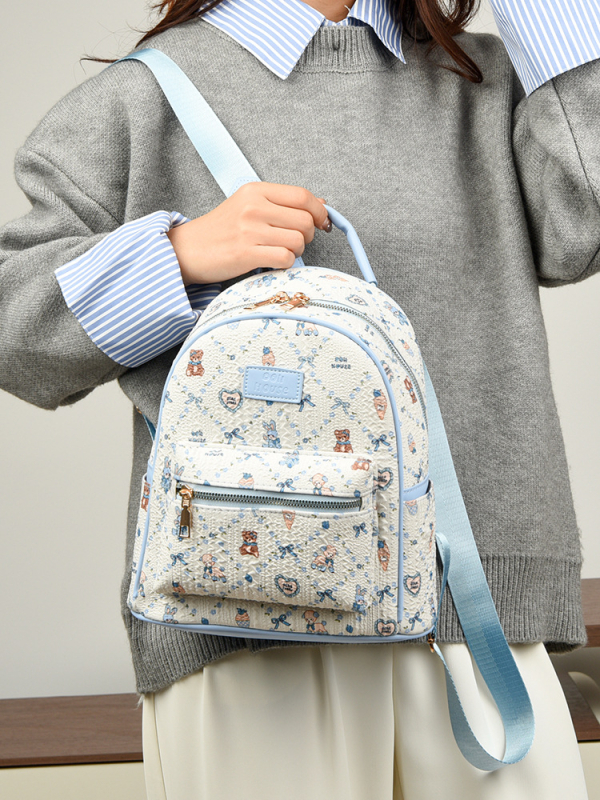 Hátizsák (PU anyag; poliészter bélés; cipzáras zárás; vízálló; 2025 ősz kiadás)