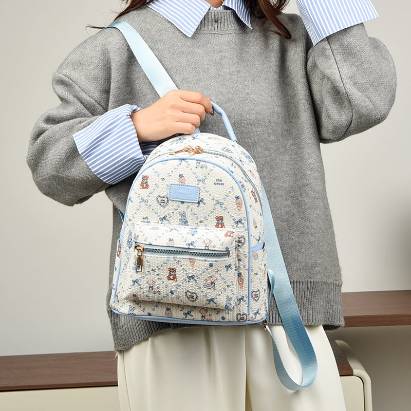 Hátizsák (PU anyag; poliészter bélés; cipzáras zárás; vízálló; 2025 ősz kiadás)