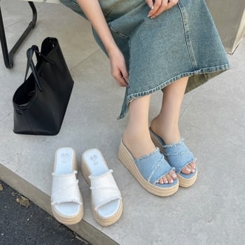 Keresztpántos klín szandál, mikrofiber felsőrész, négyszögletes orr, gumitalp, 6–8 cm-es sarok