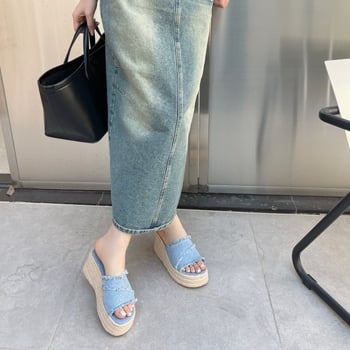 Keresztpántos klín szandál, mikrofiber felsőrész, négyszögletes orr, gumitalp, 6–8 cm-es sarok