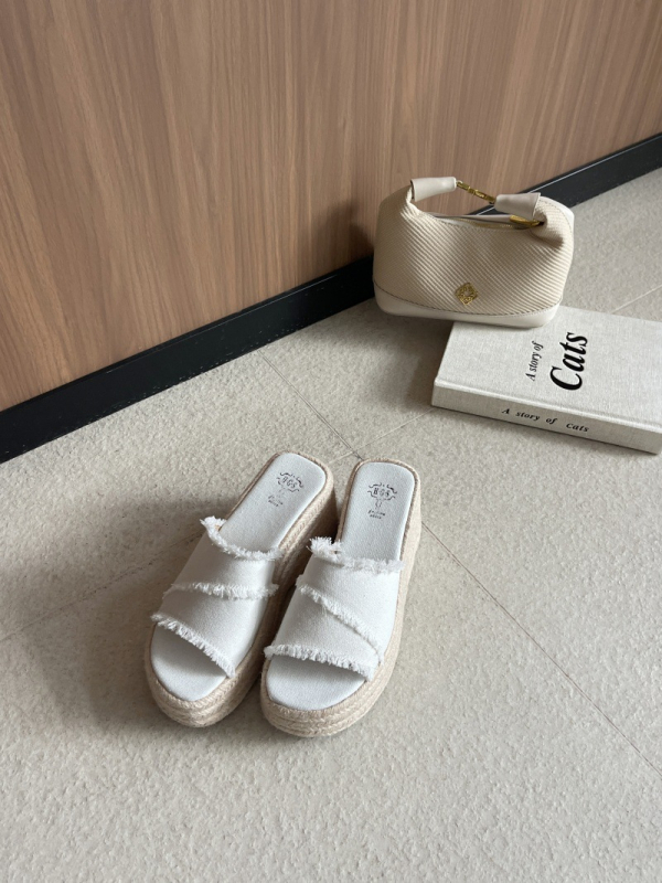 Keresztpántos klín szandál, mikrofiber felsőrész, négyszögletes orr, gumitalp, 6–8 cm-es sarok