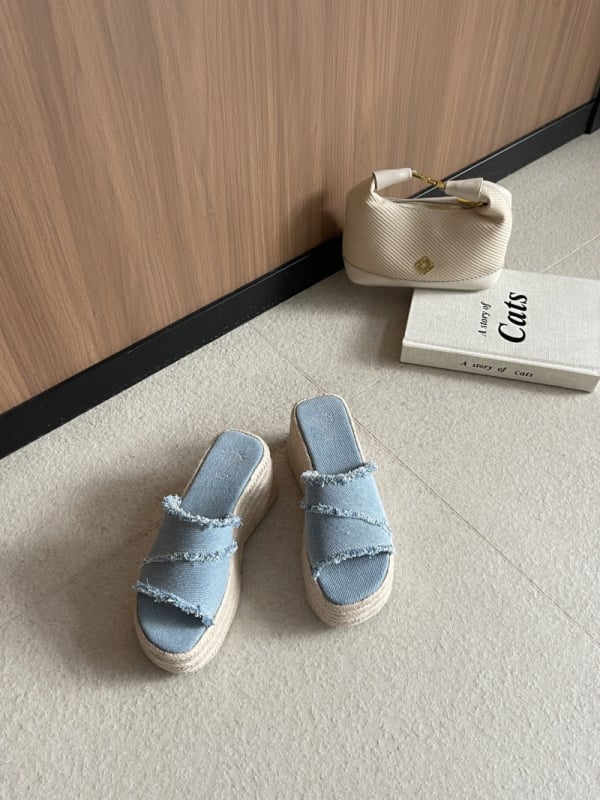 Keresztpántos klín szandál, mikrofiber felsőrész, négyszögletes orr, gumitalp, 6–8 cm-es sarok